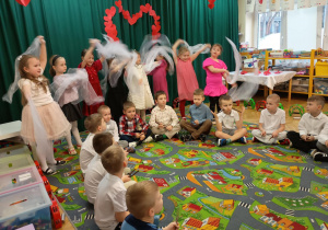 Dzieci grają na niekonwencjonalnych instrumentach.