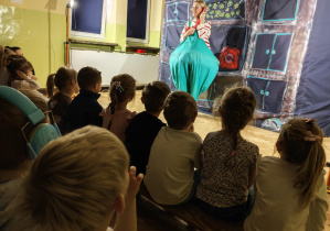 Dzieci oglądają przedstawienie Teatru Widzimisie "Co się zdarzyć może w starej komodzie?".