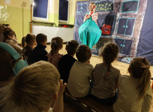 Teatr Widzimisie w przedstawieniu "Co się zdarzyć może w starej komodzie?"