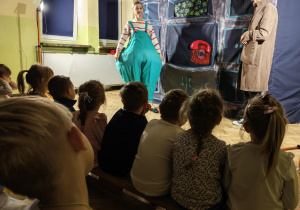 Dzieci oglądają przedstawienie Teatru Widzimisie "Co się zdarzyć może w starej komodzie?".