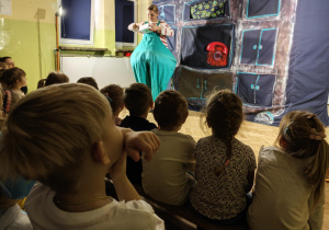 Dzieci oglądają przedstawienie Teatru Widzimisie "Co się zdarzyć może w starej komodzie?".