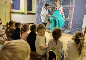 Dzieci oglądają przedstawienie Teatru Widzimisie "Co się zdarzyć może w starej komodzie?".