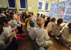 Dzieci oglądają przedstawienie Teatru Widzimisie "Co się zdarzyć może w starej komodzie?".