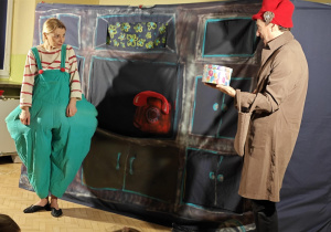 Dzieci oglądają przedstawienie Teatru Widzimisie "Co się zdarzyć może w starej komodzie?".