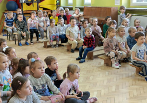 Dzieci oglądają występ artystystów muzyków.