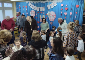 Wspólny taniec dzieci i dziadków