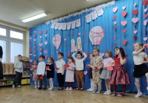 Dzieci podczas występu dla babć i dziadków