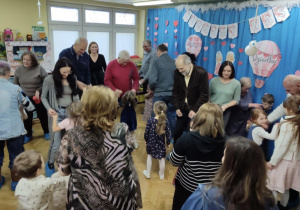 Wspólny taniec dzieci i dziadków