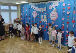 Dzieci podczas występu dla babć i dziadków