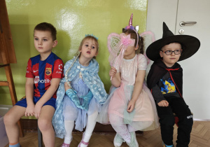 Dzieci siedzą i odpoczywają.