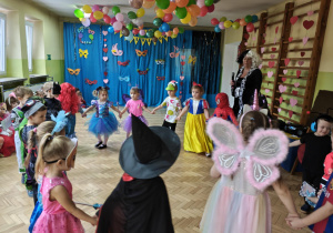 Dzieci tańczą podczas balu w kole.