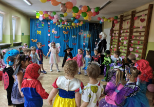 Dzieci starsze prezentują swoje karnawałowe stroje..