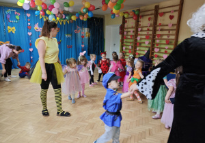 Dzieci młodsze prezentują swoje karnawałowe stroje.