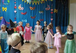 Maluszki tańczą w kole.