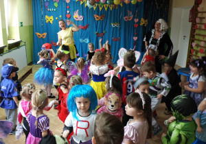 Dzieci tańczą na balu.