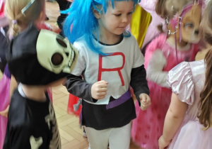 Dzieci tańczą na balu.