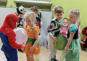Dzieci tańczą w parach z balonami.