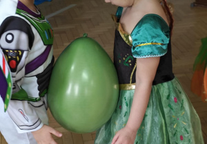 Dzieci tańczą w parach z balonami.