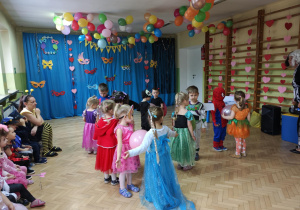 Dzieci tańczą w parach z balonami.
