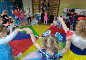 Dzieci bawią sie na balu wykorzystując chustę animacyjną.