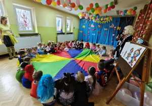 Dzieci bawią sie na balu wykorzystując chustę animacyjną.