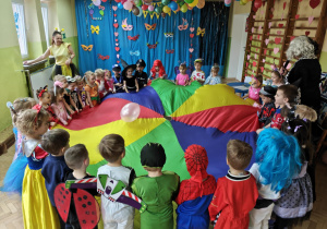 Dzieci bawią sie na balu wykorzystując chustę animacyjną.