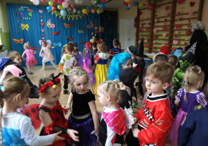 Dzieci tańczą podczas balu.