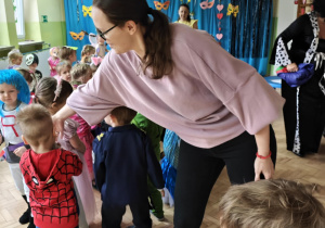 Dzieci tańczą podczas balu.