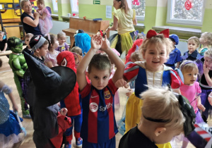 Dzieci tańczą podczas balu.