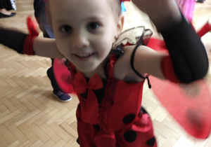 Dzieci tańczą podczas balu.