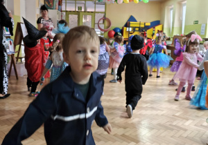 Dzieci tańczą podczas balu.