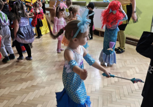 Dzieci tańczą podczas balu.