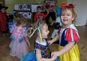 Dzieci tańczą podczas balu.