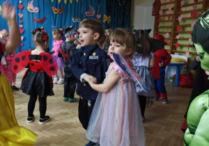 Dzieci tańczą podczas balu.