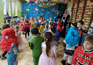 Dzieci tańczą podczas balu.