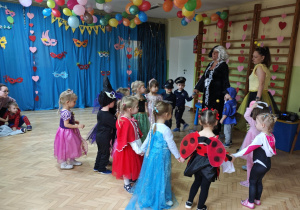 Maluszki prezentują swoje stroje.