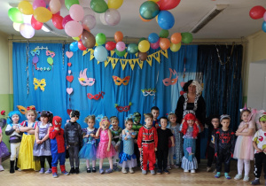 Dzieci z grupy niebieskiej pozują do pamiątkowego zdjęcia.