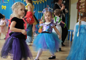 Dzieci tańczą podczas balu.