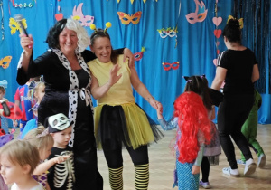 Dzieci i panie tańczą podczas balu.