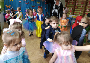 Dzieci tańczą podczas balu.