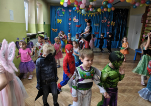 Dzieci tańczą podczas balu.