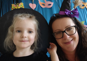 Dwie czarownice pozują do zdjęcia.