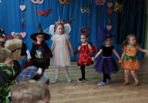 Dzieci tańczą w kole.