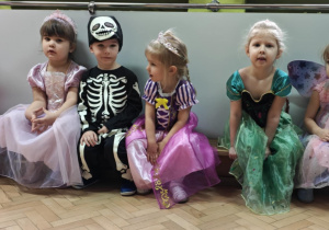 Dzieci z grupy żółtej pozują do zdjęcia.