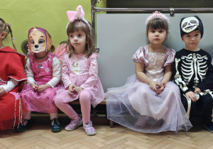 Dzieci z grupy żółtej pozują do zdjęcia.