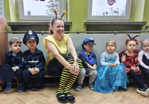 Dzieci z grupy żółtej i pani Kasia pozują do zdjęcia.