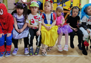 Dzieci z grupy niebieskiej pozują do zdjęcia.