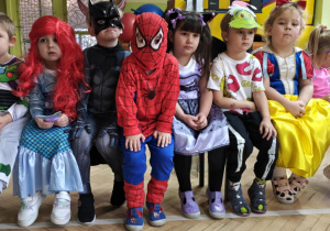 Dzieci z grupy niebieskiej pozują do zdjęcia.