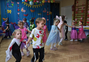 Dzieci tańczą na balu.