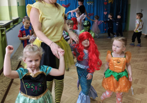 Dzieci z panią tańczą na balu.